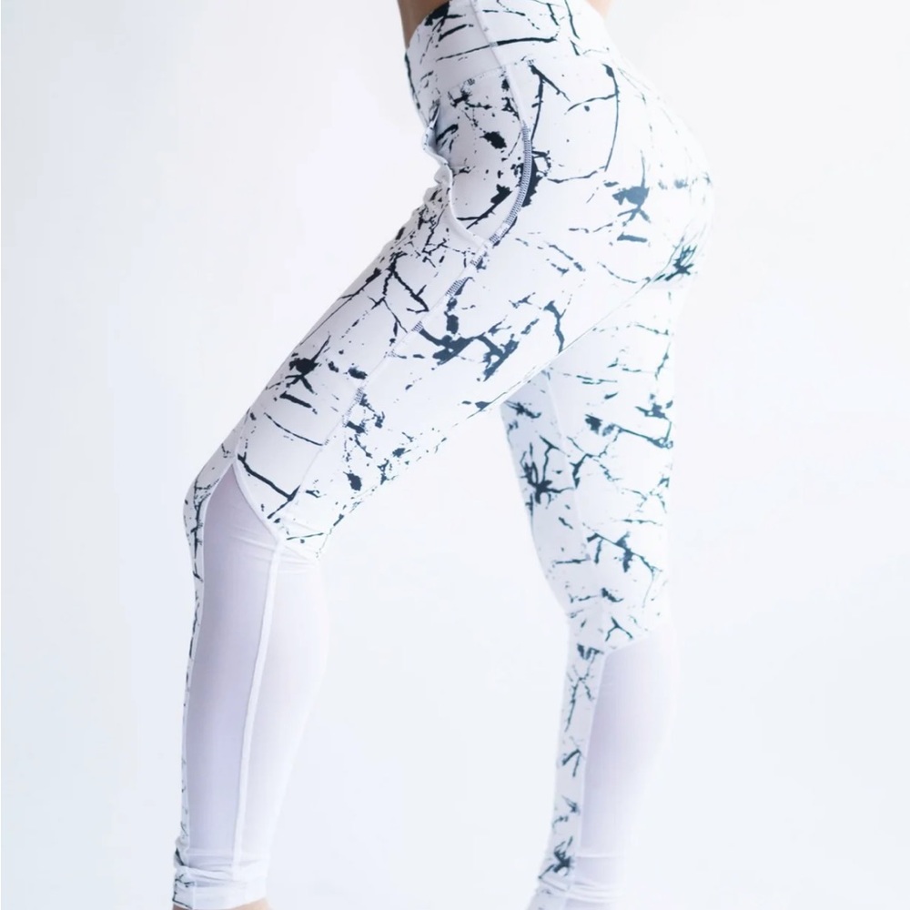 Peach Fit White Marble Leggings